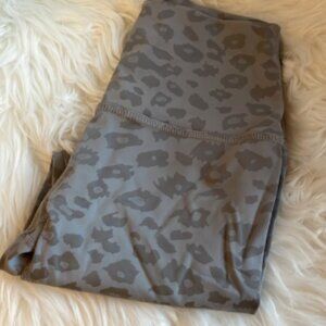 Beyond Yoga leopard jacquard midi leggings